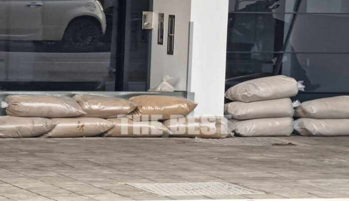 Πάτρα: Μαγαζάτορες έβαλαν τσουβάλια με άμμο στα καταστήματά τους και περιμένουν την κακοκαιρία [εικόνες]