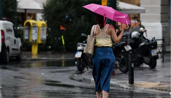 Καιρός σήμερα: Σύννεφα και βροχές στα δυτικά και την Κρήτη μέχρι το απόγευμα – Στους 28 βαθμούς θα φτάσει η θερμοκρασία