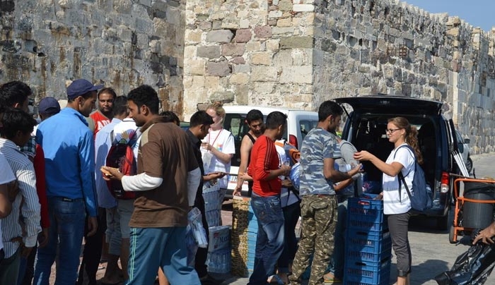 Φαγητό για 800 πρόσφυγες &amp; είδη ρουχισμού από Ολλανδούς εθελοντές στην Κω (βίντεο)
