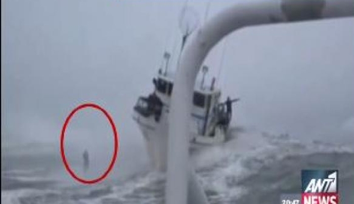 Θεαματική βουτιά στο μανιασμένο Ειρηνικό Ωκεανό - ΒΙΝΤΕΟ