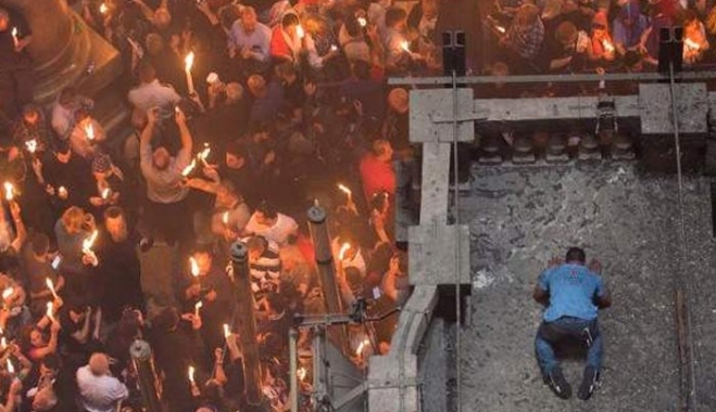 Συγκλονιστικές εικόνες από το Ναό της Αναστάσεως στα Ιεροσόλυμα - Χιλιάδες πιστοί για το Αγιο Φως
