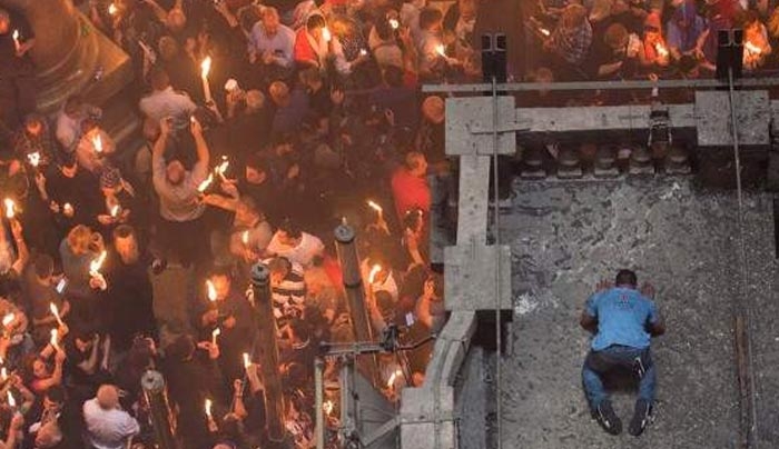 Συγκλονιστικές εικόνες από το Ναό της Αναστάσεως στα Ιεροσόλυμα - Χιλιάδες πιστοί για το Αγιο Φως