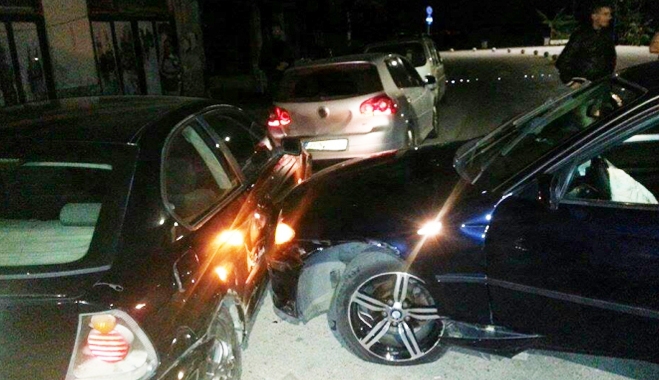 ΙΧ "καρφώθηκε" πάνω σε παρκαρισμένα οχήματα επί της Πορφυρίου τα ξημερώματα