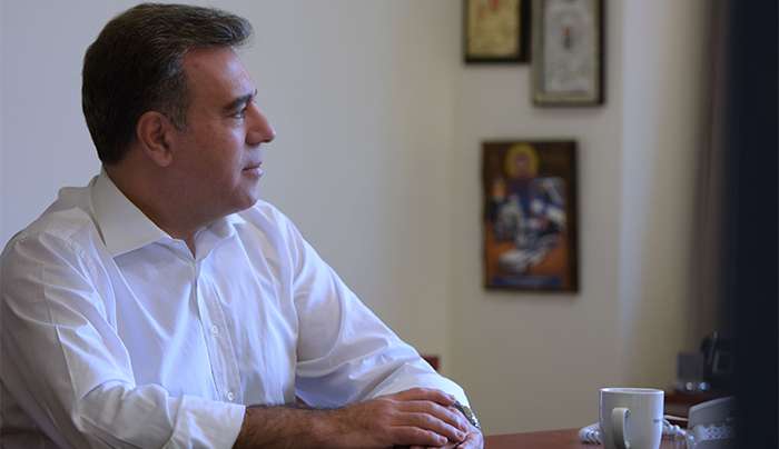 ΜΑΝΟΣ ΚΟΝΣΟΛΑΣ: «Πράξη συνείδησης η επιλογή μου να μην ψηφίσω το νομοσχέδιο για τον γάμο των ομόφυλων»