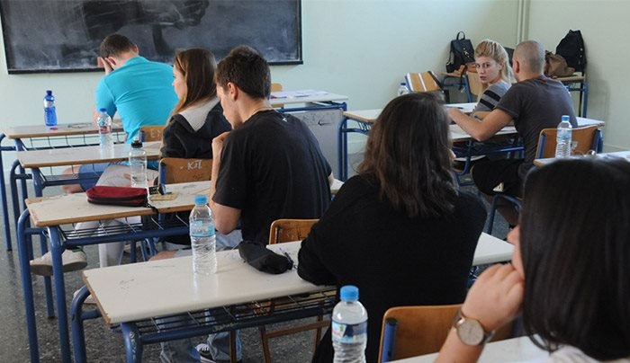 Μετά τις παλινωδίες, το υπ. Παιδείας κάνει bullying για τις Πανελλαδικές