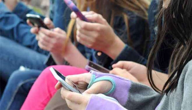 «Φρένο» στη χρήση των social media σε παιδιά και εφήβους κάτω των 15 ετών – Τι εξετάζει η κυβέρνηση
