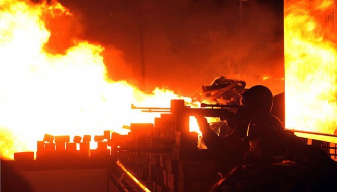 Ελεύθεροι σκοπευτές γύρω από την Πλατεία Ανεξαρτησίας! (VIDEO)