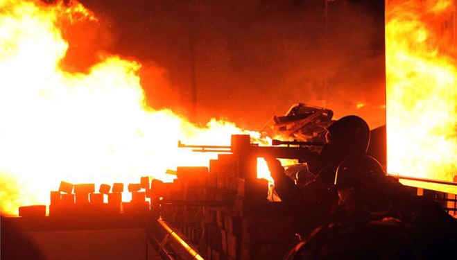 Ελεύθεροι σκοπευτές γύρω από την Πλατεία Ανεξαρτησίας! (VIDEO)