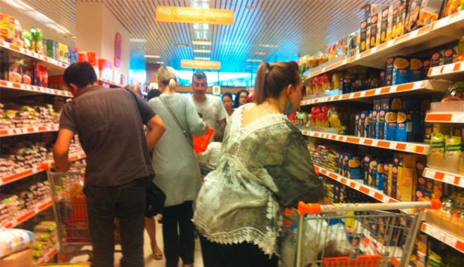 Επιβολή «πλαφόν» στις τιμές βασικών αγαθών, εξετάζει η κυβέρνηση