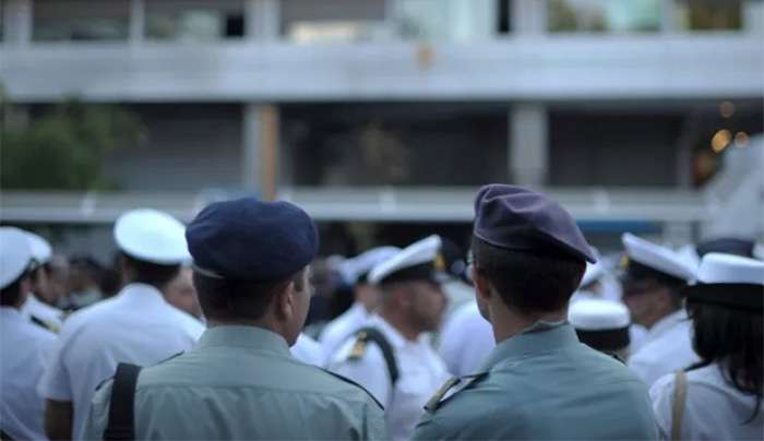 Πέντε αυξήσεις αποδοχών φέρνει το 2025 για τους ενστόλους - Πόσο ωφελούνται σε κάθε σώμα