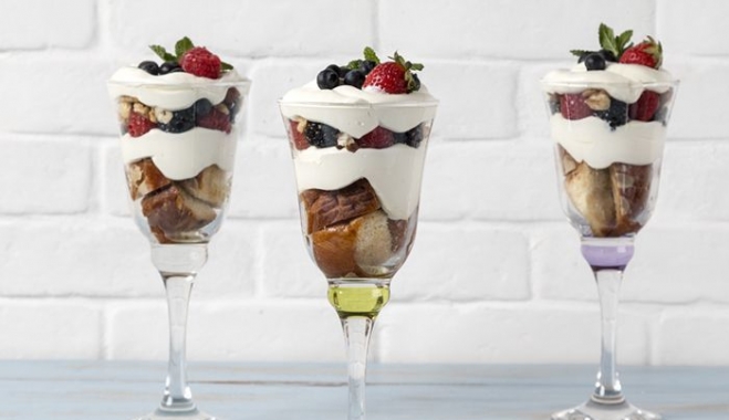 Trifle με μους γιαουρτιού