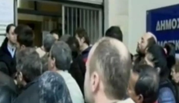 Συνεχίζεται η ταλαιπωρία και διευρύνεται το ωράριο για το Κοινωνικό Εισόδημα Αλληλεγγύης [βίντεο]