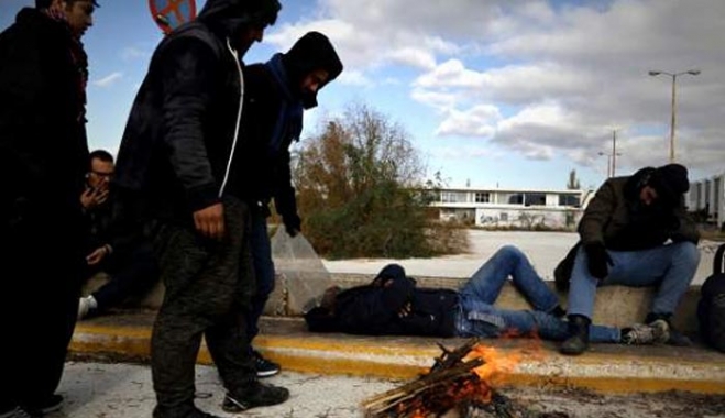 Πρωτόγνωρες σκηνές στην παραλιακή: Μετανάστες κοιμούνται στα πεζοδρόμια [εικόνες]