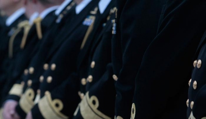 Τέσσερις ανατροπές σε μισθούς και συντάξεις για τους ένστολους