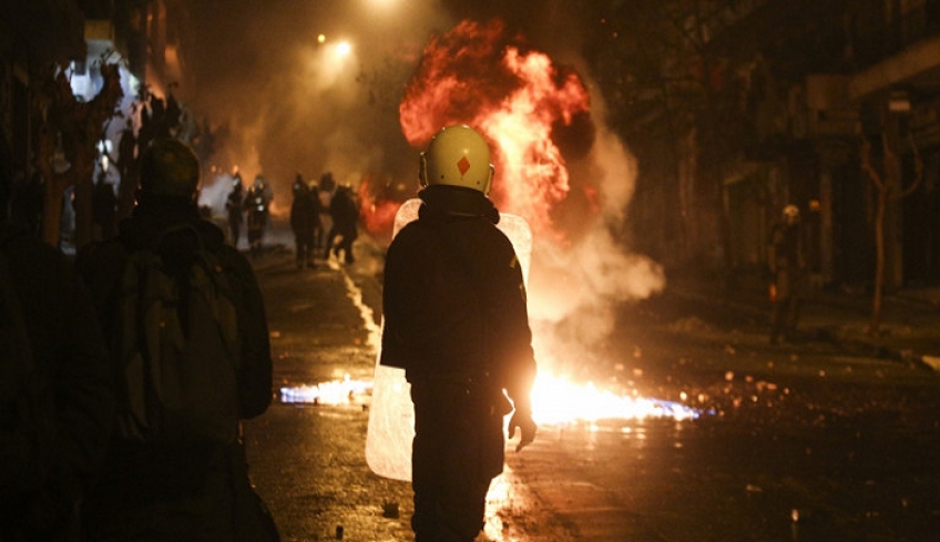 Νύχτα επεισοδίων στα Εξάρχεια: 200 αναρχικοί επιχείρησαν να ανακαταλάβουν καταλήψεις -7 συλλήψεις