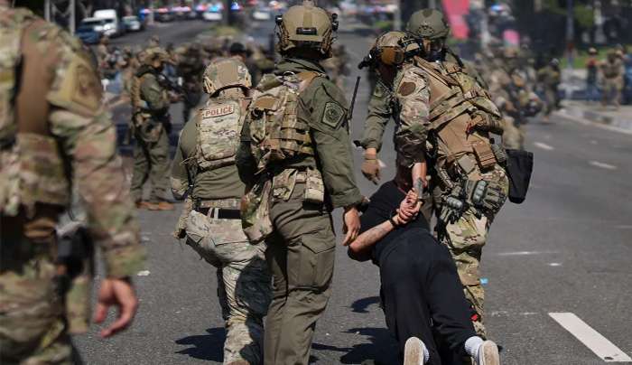 Η αστυνομία συλλαμβάνει έναν άνδρα κατά τη διάρκεια διαμαρτυρίας στο Paramount της Καλιφόρνια  AP Photo/Eric Thayer