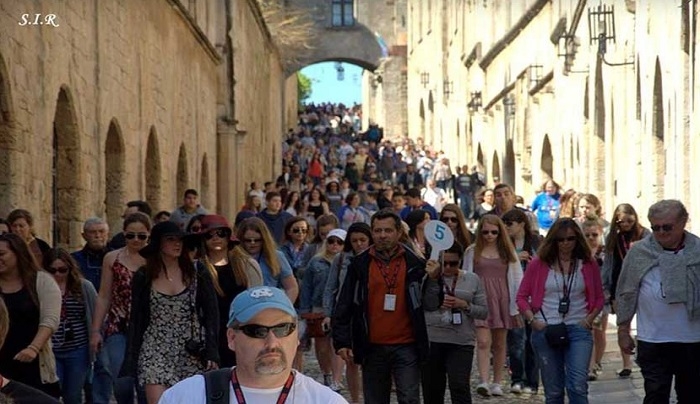 «Καμπανάκι» από τουριστικούς φορείς για την πορεία του τουρισμού