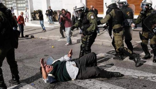 «Πεδίο μάχης» το Σύνταγμα: Αγρότες εισέβαλαν στο προαύλιο της Βουλής-Χημικά και κρότου-λάμψης από τα ΜΑΤ [εικόνες]