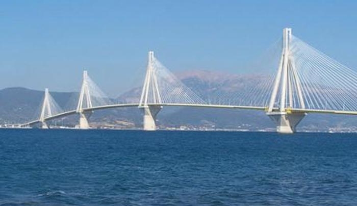 Συναγερμός: Γυναίκα πήδηξε στο κενό από τη γέφυρα Ρίου - Αντιρρίου [βίντεο]