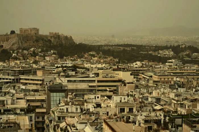 Καιρός σήμερα: Επιμένει η αφρικανική σκόνη, πού έχουμε λασποβροχές