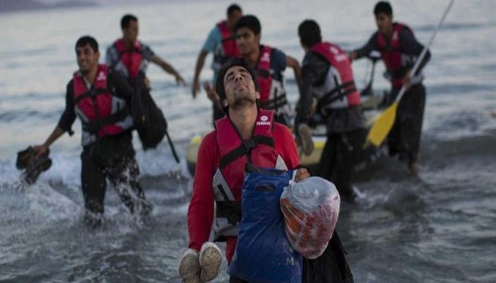 EurActiv: Σε ψυγεία παγωτών βάζουν τα πτώματα των μεταναστών στη Λέρο