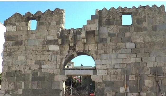 Ξηλώθηκε η αρχαία βουκαμβίλια από την Πύλη του Φόρου – Προχωρούν οι εργασίες υποστήλωσης (ΒΙΝΤΕΟ)