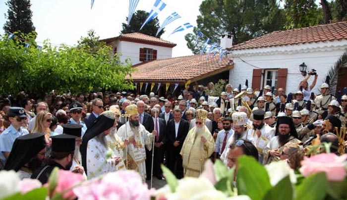 Το Άγιο Πνεύμα έχει τα δικά του περίεργα έθιμα &amp; το… χωριό του (φωτο)