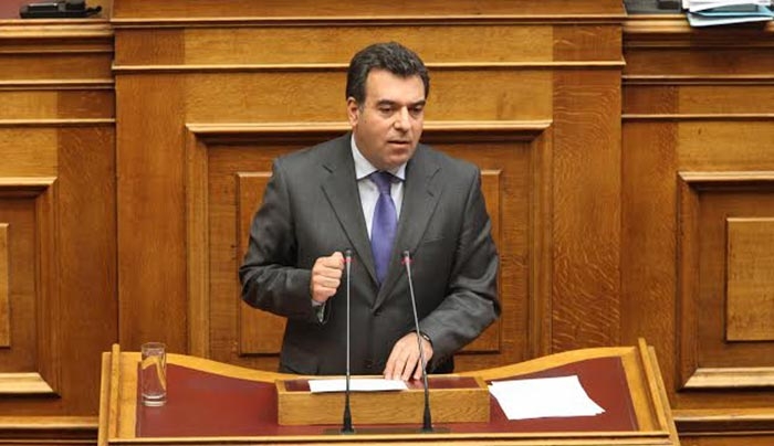 ΜΑΝΟΣ ΚΟΝΣΟΛΑΣ: «Να αντιμετωπιστεί το πρόβλημα της αναγκαστικής μετακίνησης για τη συνταγογράφηση φαρμάκων των ασθενών με σκλήρυνση κατά πλάκας στα μικρά νησιά»