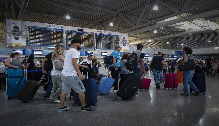 Αρνητικά 2.803 τεστ σε Βρετανούς τουρίστες