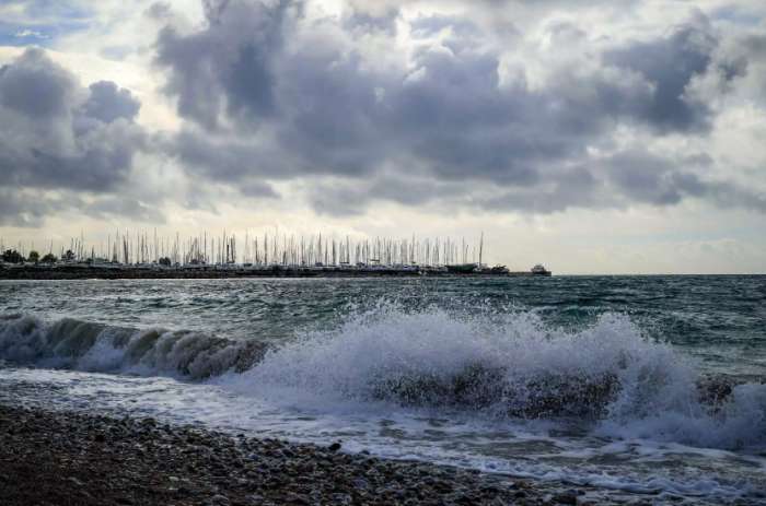 Καιρός σήμερα: Άνεμοι επτά μποφόρ και θερμοκρασίες μέχρι 34 βαθμούς Κελσίου