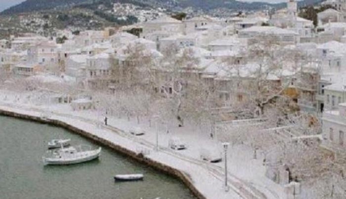 Στα λευκά η Σκόπελος - Εντυπωσιακές ΦΩΤΟ