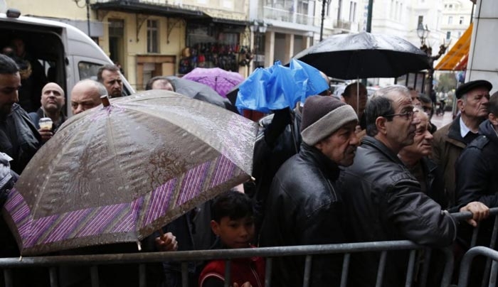 Ουρές, ένταση και ταλαιπωρία για το Κοινωνικό Εισόδημα Αλληλεγγύης [εικόνες &amp; βίντεο]