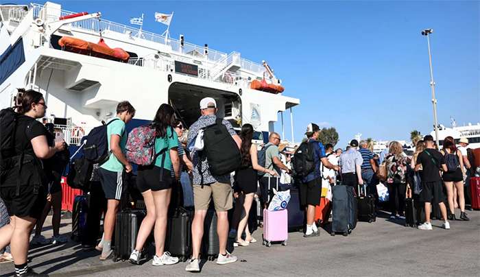 Η πρώτη μεγάλη έξοδος του καλοκαιριού: Πάνω από 101.000 επιβάτες και 243 αναχωρήσεις πλοίων το τριήμερο από Πειραιά, Ραφήνα και Λαύριο
