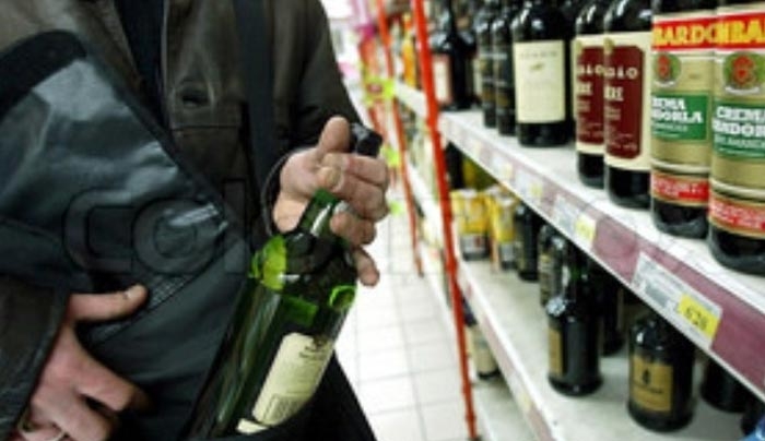 Επ’ αυτοφώρω συνελήφθη 20χρονος ημεδαπός που αφαιρούσε φιάλες αλκοολούχων ποτών από σούπερ μάρκετ