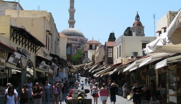 Τουρίστες πίστευαν ότι το all inclusive ισχύει παντού! Εφαγαν στην Π. Πόλη κι έδειξαν το βραχιολάκι!