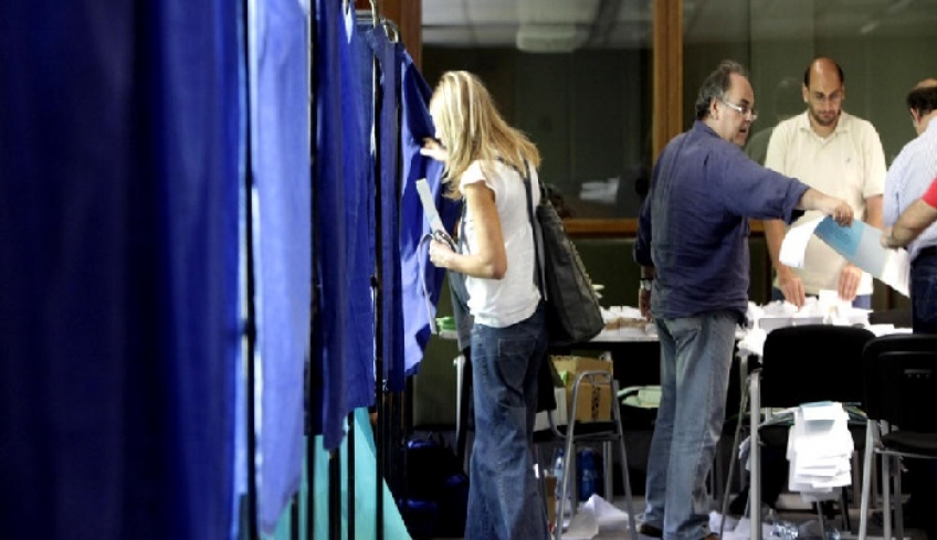 Τα γκάλοπ βάφουν «γαλάζιες» Αττική, Αθήνα και Θεσσαλονίκη στις αυτοδιοικητικές εκλογές