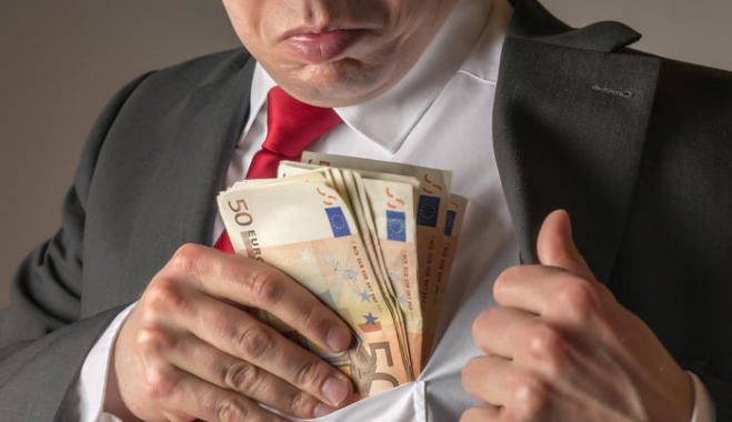 Εταζε δουλειές σε ανέργους και τους αποσπούσε χρήματα