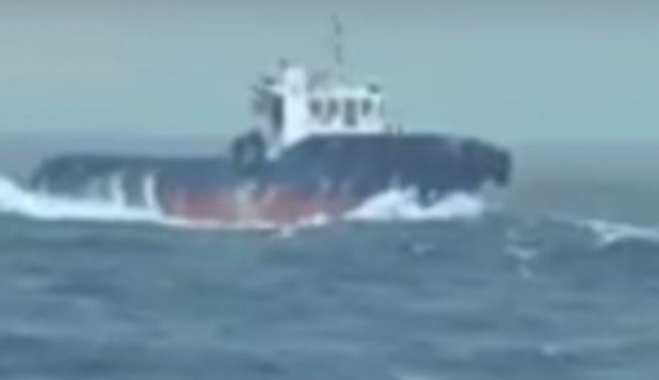Κρήτη: Η στιγμή που τα κύματα ''καταπίνουν'' ρυμουλκό - Βίντεο από τη μάχη του καπετάνιου [βίντεο]