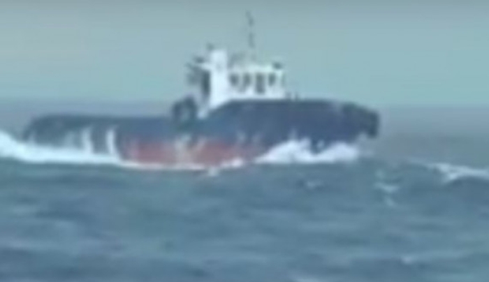 Κρήτη: Η στιγμή που τα κύματα ''καταπίνουν'' ρυμουλκό - Βίντεο από τη μάχη του καπετάνιου [βίντεο]