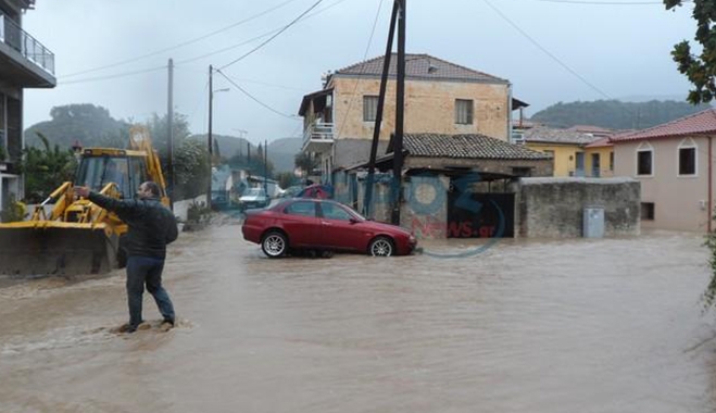 Άνοιξε η γη και κατάπιε τρακτέρ και ΙΧ (φωτό)