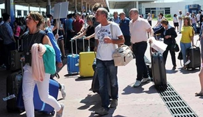 Οι Τούρκοι υποδέχτηκαν με τιμές την πρώτη πτήση τσάρτερ από τη Ρωσία