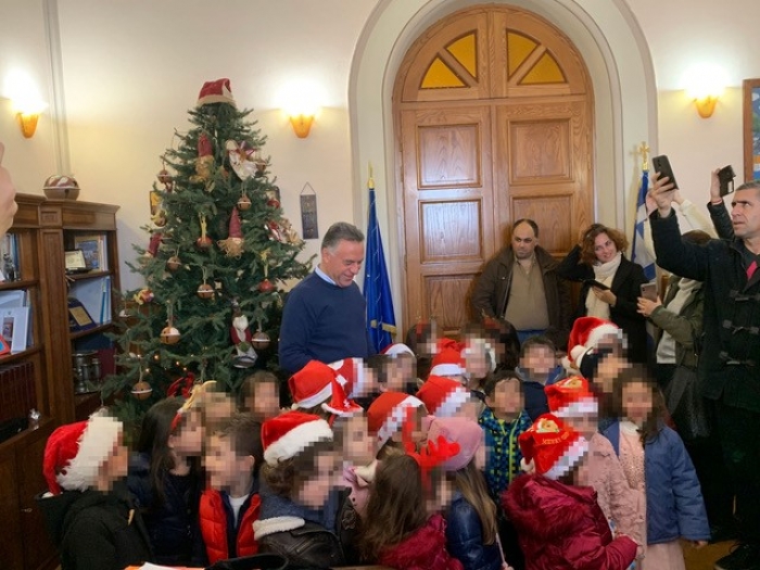 “Τα παιδιά των παιδικών σταθμών της Οδού Αμερικής και Αβέρωφ στο Δήμαρχο Κω για κάλαντα και ευχές.”