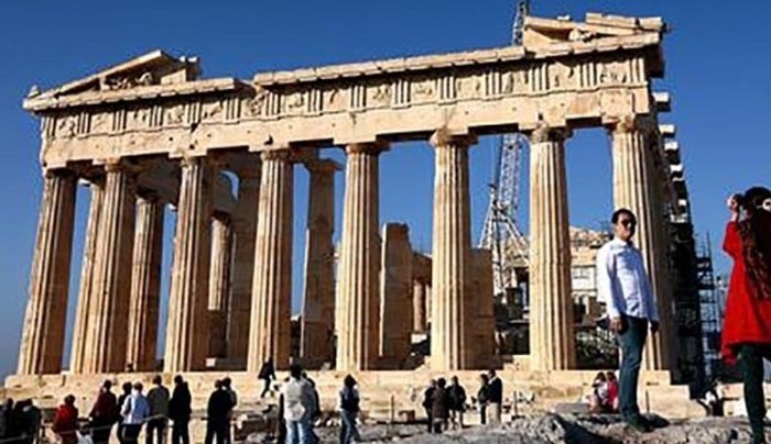 «Kaló taxidi!» εύχεται ο Economist, προβλέποντας ρεκόρ αφίξεων