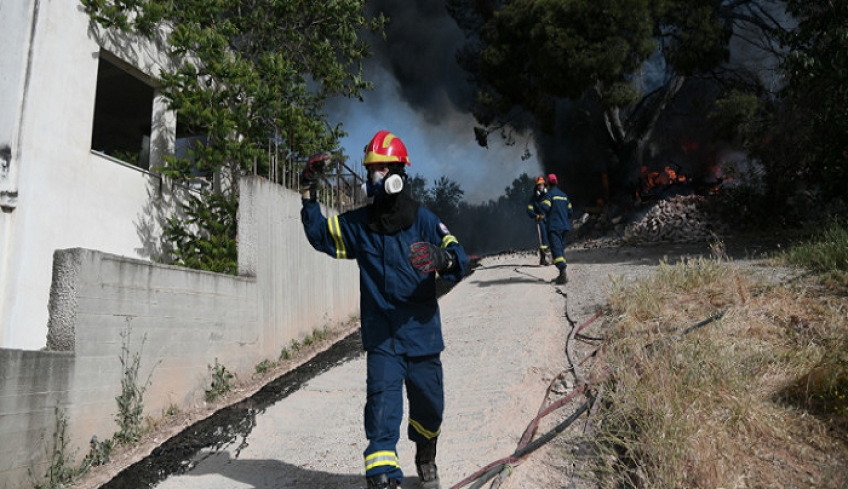 Τραγωδία στη Βάρη: Εντοπίστηκε νεκρή 67χρονη μέσα σε φλεγόμενη μονοκατοικία