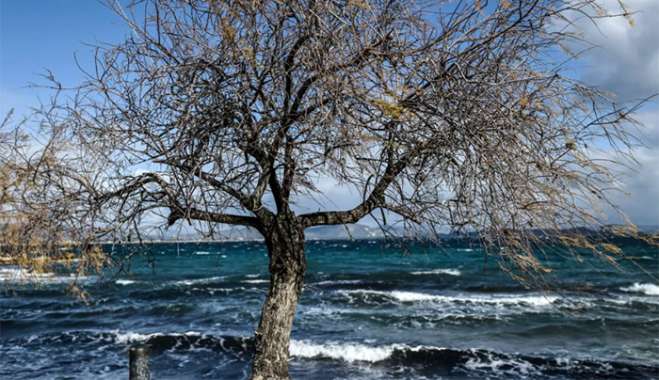 Καιρός σήμερα: Φθινοπωρινό σκηνικό με ισχυρούς ανέμους