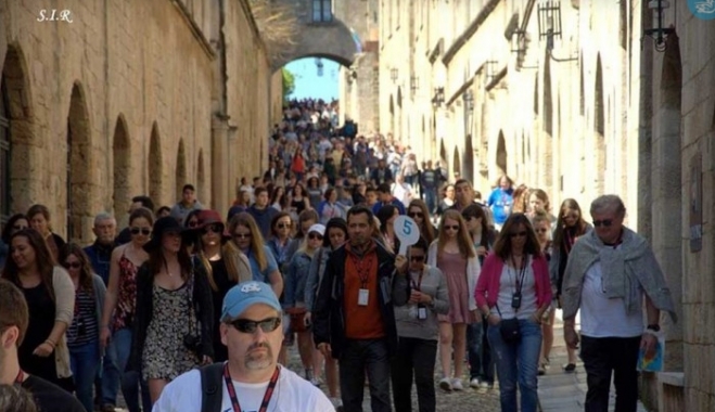 Τουρισμός: Μετά τα ρεκόρ στις αφίξεις, στόχος τα «γερά πορτοφόλια»