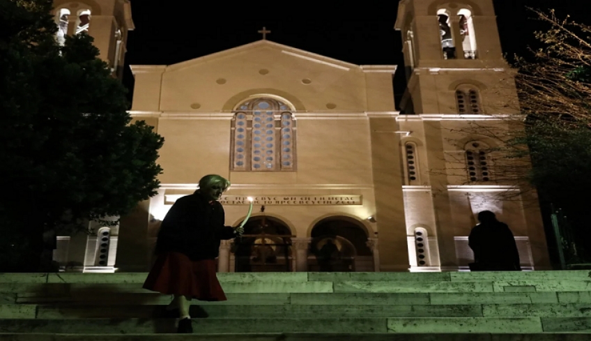 Υποχρεωτική η διπλή μάσκα μέσα κι έξω από τις εκκλησίες το Πάσχα