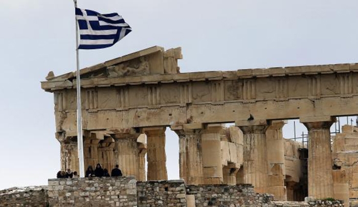 Reuters: Οι Έλληνες γεμίζουν περηφάνια ενώ η χώρα ακροβατεί στο γκρεμό