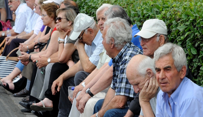 Εθνική σύνταξη ανάλογα με το ΑΕΠ – «Ψαλίδι» σε κύριες των €800-900