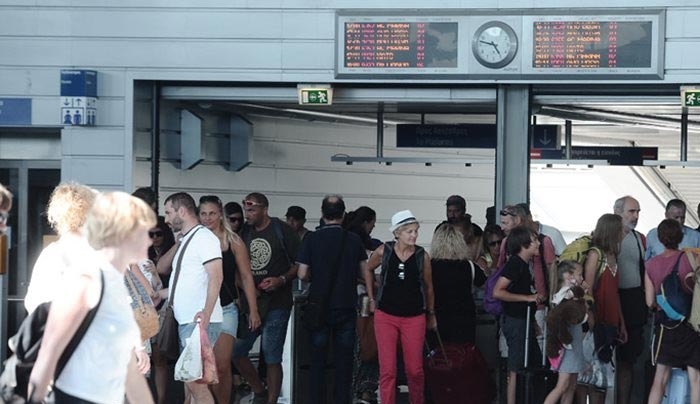 Χάος στο σταθμό μετρό του Ελ. Βενιζέλος: Τουρίστες σε ουρές για να βγάλουν εισιτήριο